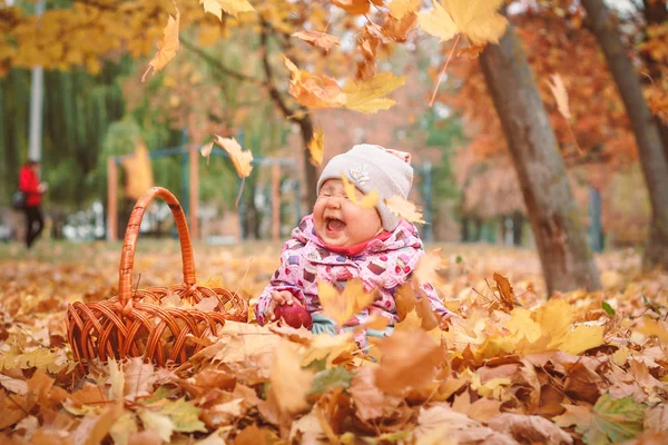 Charmantes Kind Spielt Mit Apfel Und Gelben Blättern Nettes Kleinkind Stockfoto