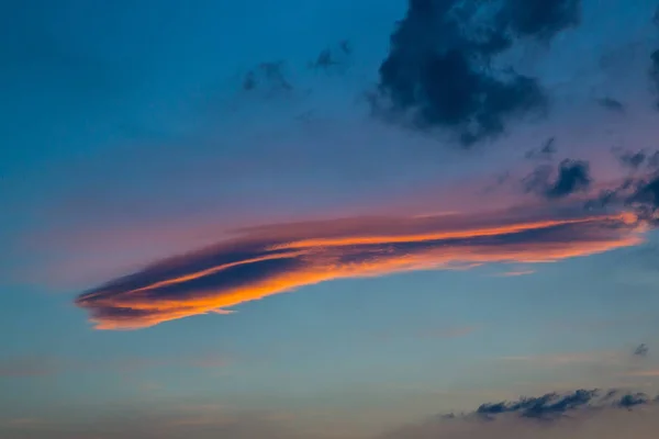 akşam şafak gökyüzünde turuncu merceksi bulut