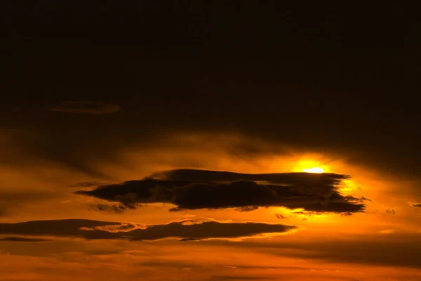 Paysage nuageux orange dramatique coloré dans le ciel du soir — Photo