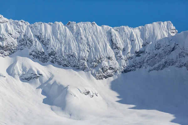 Alpine Berggipfel und Kämme mit Schnee im Winter — Stockfoto