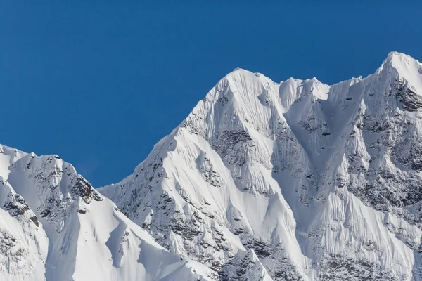 Альпійські гірські вершини і гребені зі снігом взимку — стокове фото