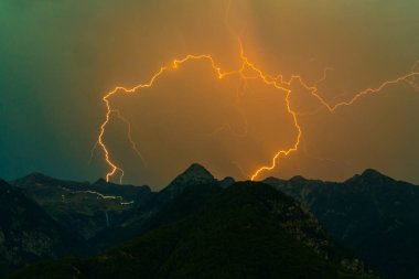 dağ zirvesinde muhteşem çift yıldırım grev
