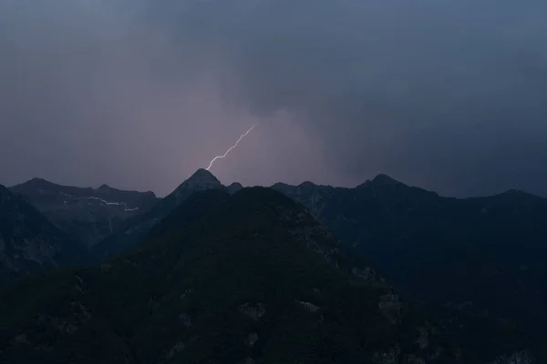 Блискавка вражає в горах ввечері — стокове фото