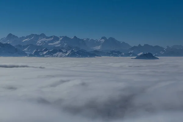 Море туману в швейцарських Альпах, блакитне небо — стокове фото