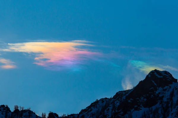 doğal dairesel ark ve dağ tepe silueti ile bulut