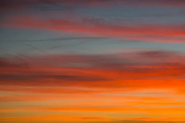 Ciel nocturne coloré, orange, bleu, rouge, nuages — Photo