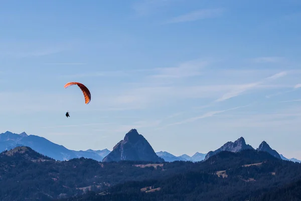 One paraglider in the mountains — Stock Photo, Image
