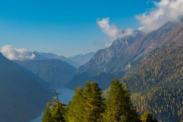 Lago di Livigno jezero s modrou nebeskou krajinou — Stock fotografie