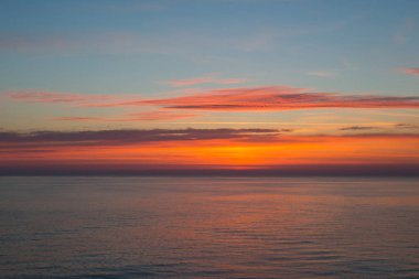 bulutlar ve ufuk ile denizde gün batımı