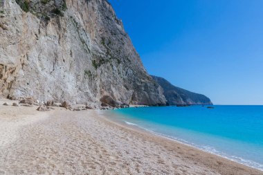 katsiki plajı, koyu mavi gökyüzü ve deniz, lefkas, yunanistan