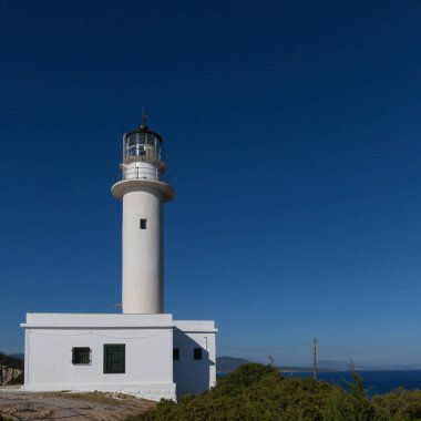 Lefkada, Yunanistan 'da mavi gökyüzü olan beyaz deniz feneri