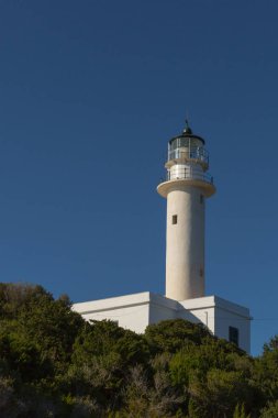 Lefkada, Yunanistan 'da mavi gökyüzü olan beyaz deniz feneri