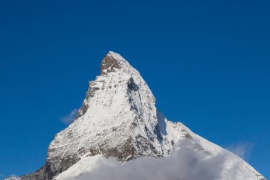 derin mavi gökyüzünde snowcapped Matterhorn zirvesi