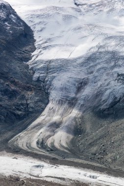 İsviçre alplerinde buzul buz akımı (Grenzgletscher)