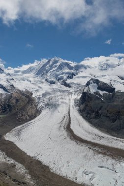 kar kaplı Lisskamm dağ zirvesi ve Grenzgletscher buzul