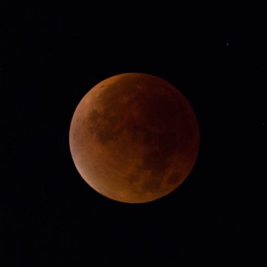 karanlık gökyüzü ile izole süper kırmızı kanlı ay