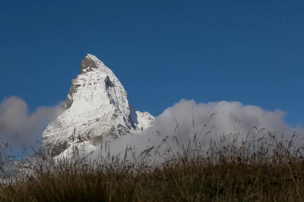 Nevado cima de la montaña Matterhorn en el cielo azul profundo — Foto de Stock