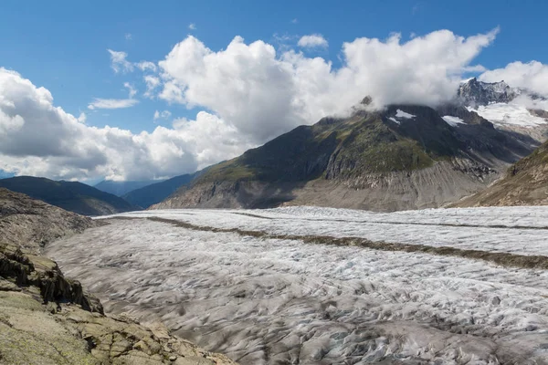 Ледник Алеч с голубым небом и облаками — стоковое фото