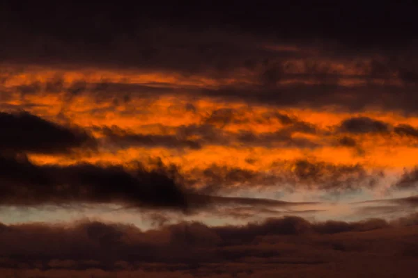 Dramático céu escuro laranja nebulosidade ao amanhecer da noite — Fotografia de Stock