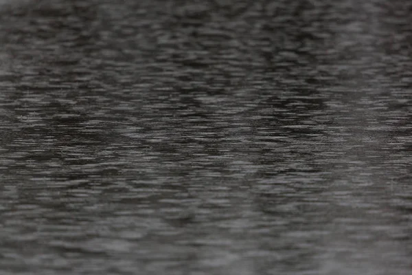 Gouttes de pluie naturelles et cercles sur l'eau sombre — Photo