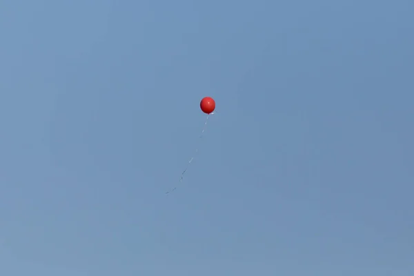 One red balloon flying in blue sky — Stock Photo, Image