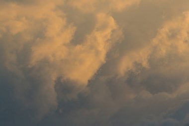 bulutlar ile tehdit karanlık gökyüzü