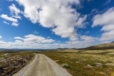 Rondane milli parkı Norveç patika, bulutlar