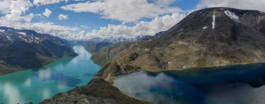 Norveç'te iki göl ile Beseggen sırt