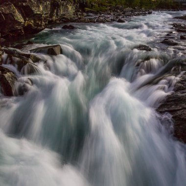 Dağlardaki vahşi nehir deresi