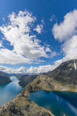 Norveç'te Beseggen sırtı, bulutlu gökyüzü