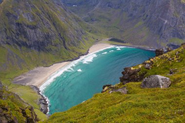 Kvalvika plaj Lofoten adaları yukarıdan görüntülendi