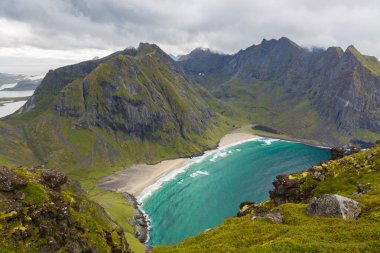 Yukarıdan Kvalvika plaj Lofoten adaları