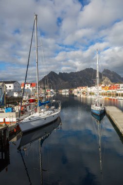 teknelerile Henningsvaer limanı, Lofoten, Norveç