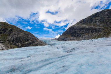Nigardsbreen buzulyüzeyi, Norveç, mavi gökyüzü ile