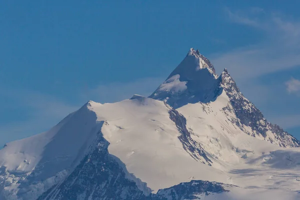 Cumbre de la montaña Weisshorn nevada en Suiza, cielo azul — Foto de Stock