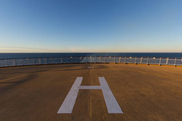 Miejsce lądowania śmigłowca na pokładzie statku na morzu — Zdjęcie stockowe