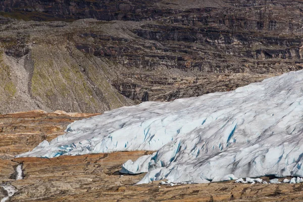 Frente de gelo natural da geleira Svartisen na Noruega, rochas — Fotografia de Stock