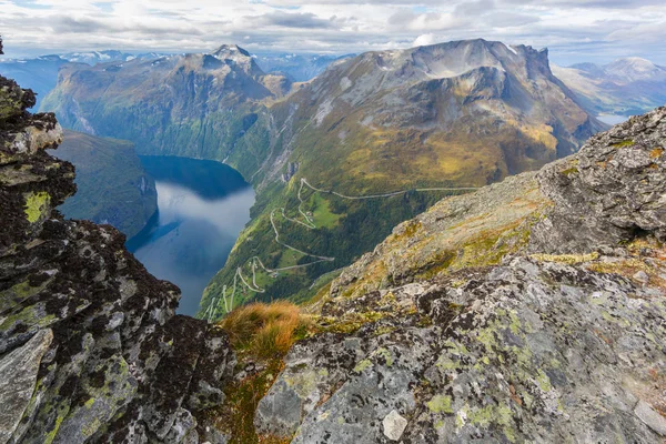 Norveç'te Geiranger fiyort Laushornet dağdan görünümü