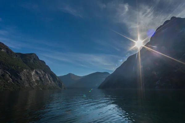 Sunrise with mirrored mountains in Geiranger fjord, Norway — Stock Photo, Image