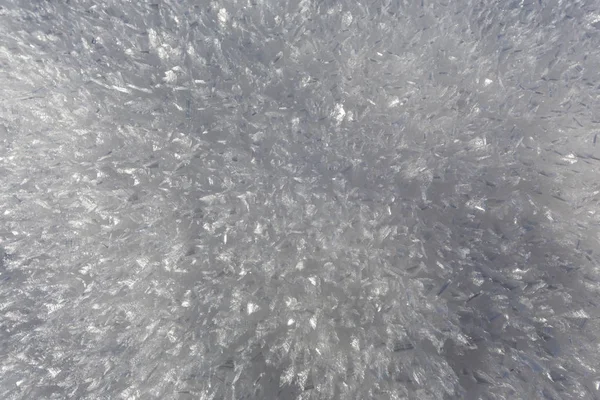 kışın kar yüzeyinin ışıltılı buz kristalleri