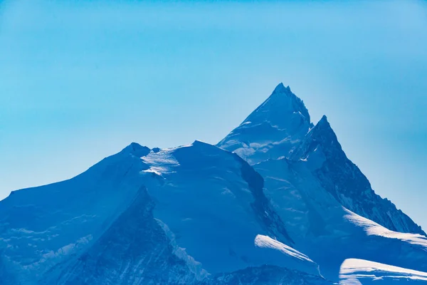 Cima de la montaña Weisshorn en Suiza vista desde Gemmipass — Foto de Stock