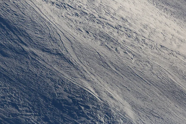 Структурированная снежная поверхность в горах — стоковое фото