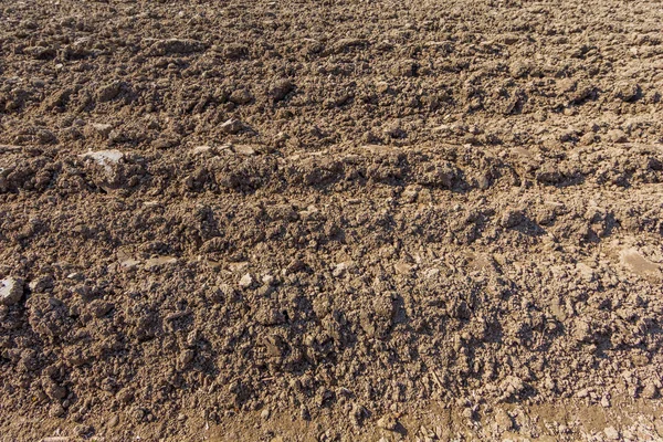 Terras agrícolas recentemente sulcadas ao sol — Fotografia de Stock