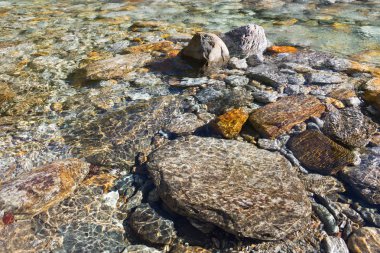 kristal berraklığında su ve vahşi nehir verzasca renkli taşlar