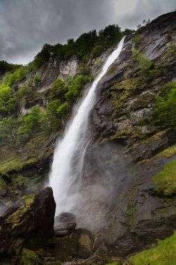 Foroglio güçlü şelale, Dağlarda Bavona 
