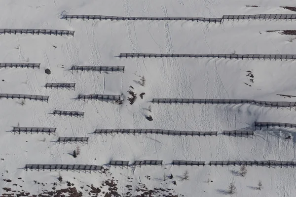 kışın dağlarda birçok çığ bariyerleri
