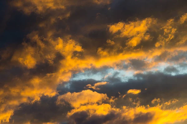 Nuages sombres orangés dramatiques de paysage nuageux pendant le coucher du soleil — Photo