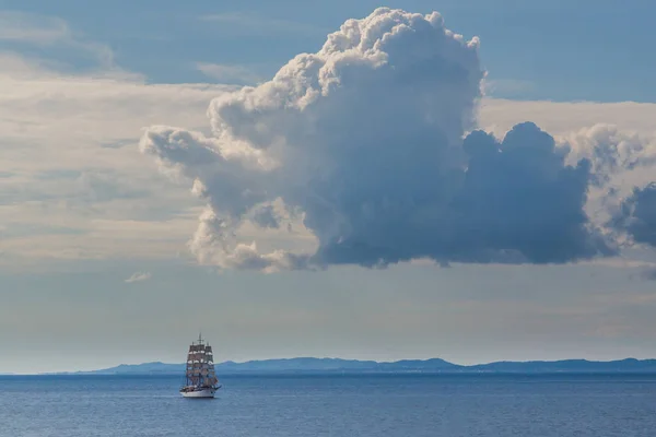 Altes Segelschiff unter wolkenblauem Meer und Himmel — Stockfoto