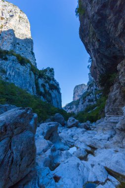 Yunanistan'da sonbaharda gölgede Vikos geçidi, kayalar