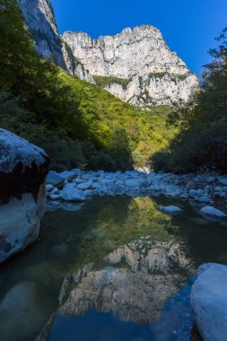 dağ sonbaharda Yunanistan'da Vikos geçit nehri yansıyan